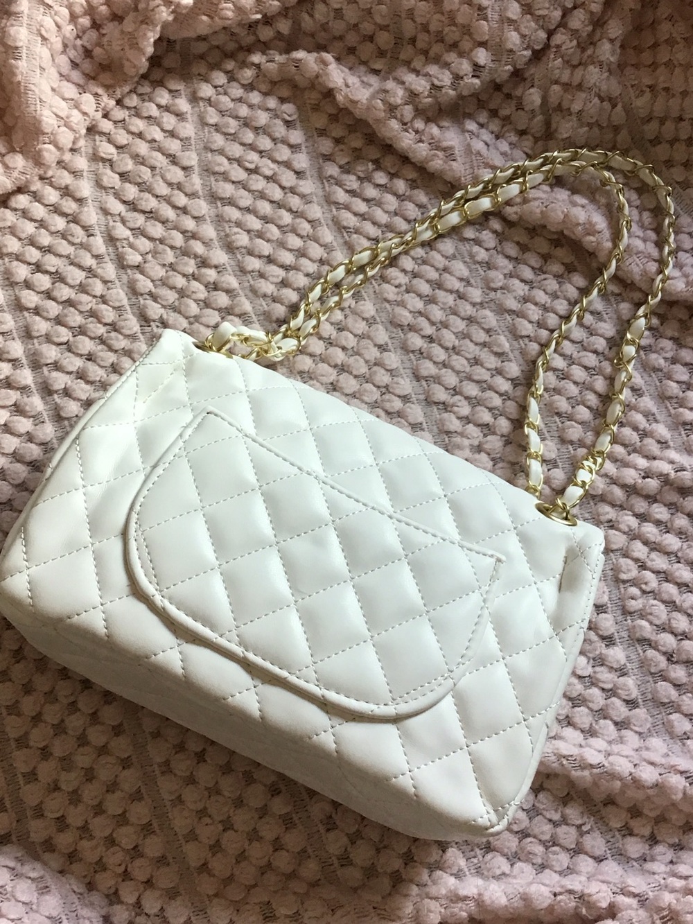 CHANEL White Quilted Shoulder Bag with Gold Chain - Picture 5 of 11